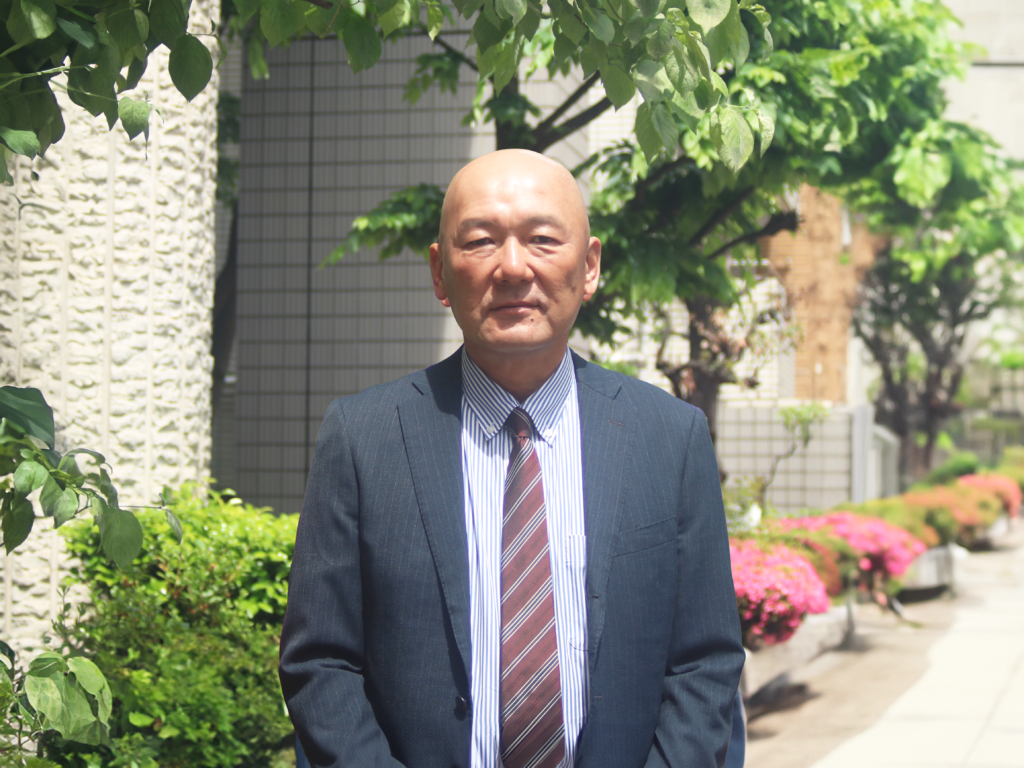 会社入り口前での社長