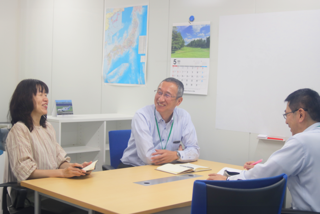会議室での社員たち