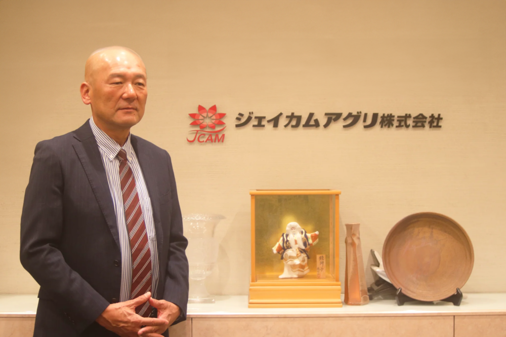 会社受付前での社長